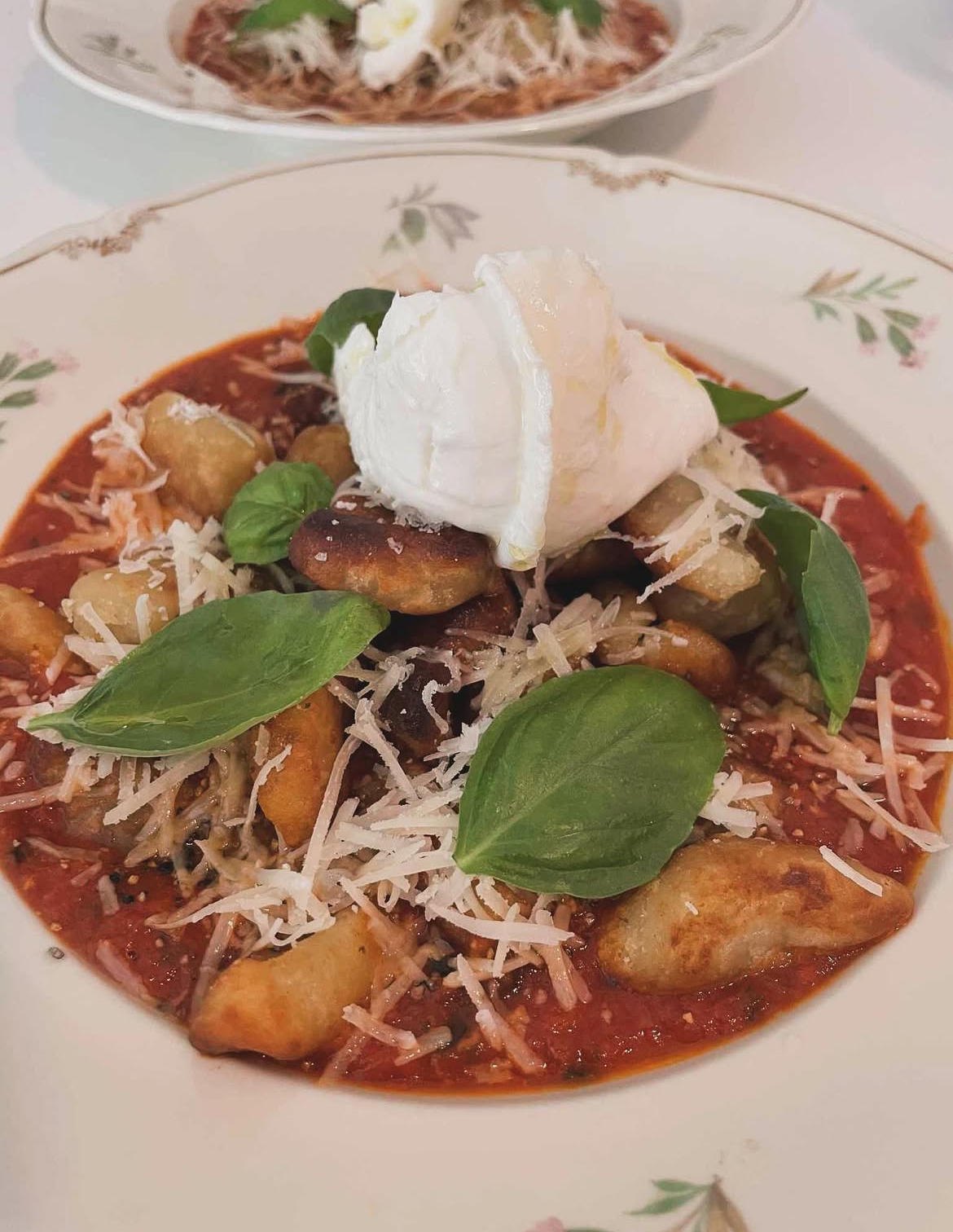 Gnocchi, tomatsås, mozzarella, parmesan och basilika