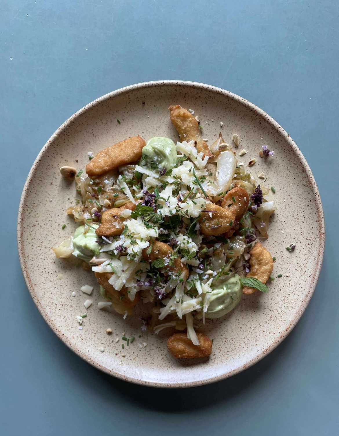 Friterad gnocchi, sirapskål, brynt citronsmör, örtmajonäs, krossad mandel, lagrad ost.