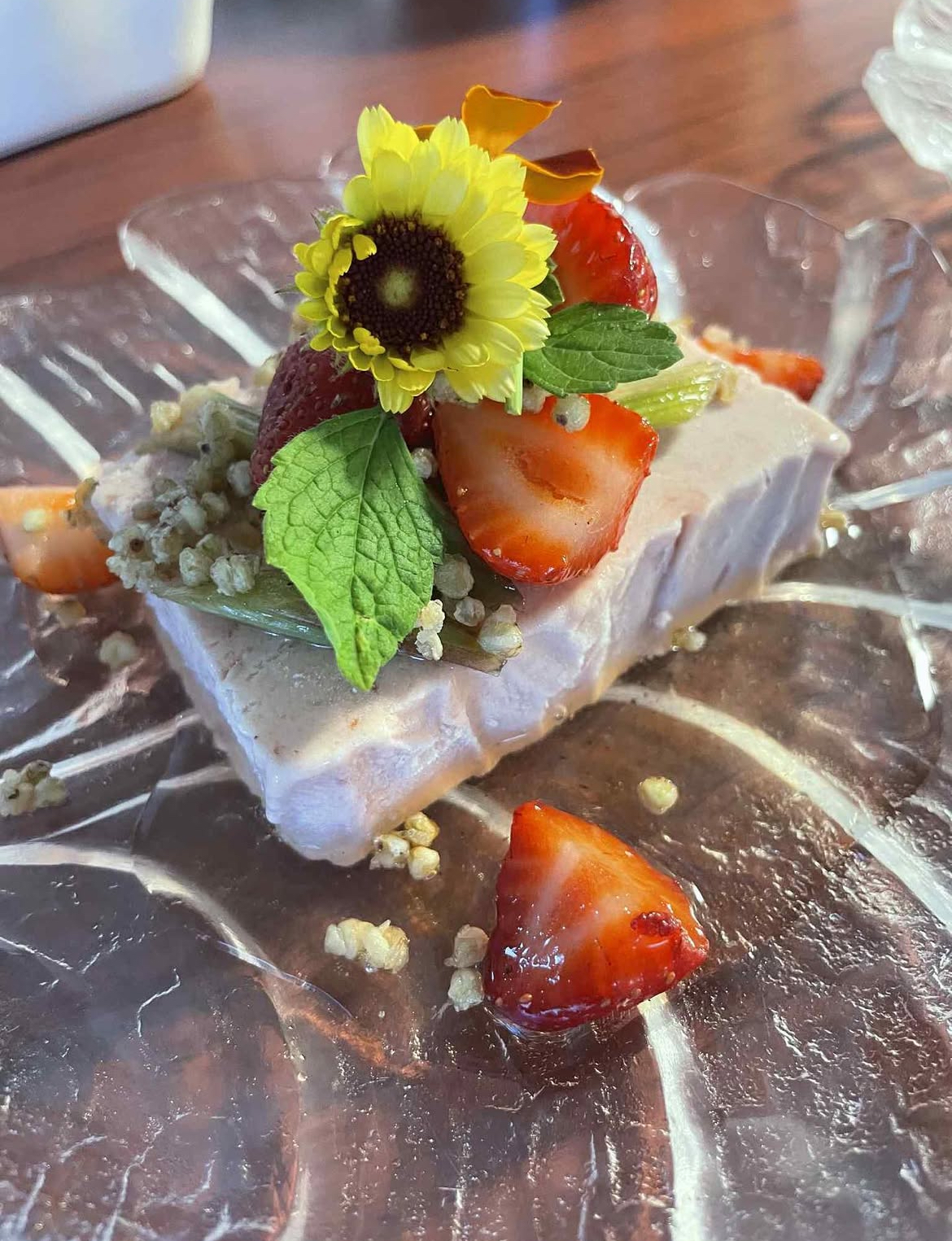 Jordgubbsparfait, inkokta rabarber, puffat bovete.