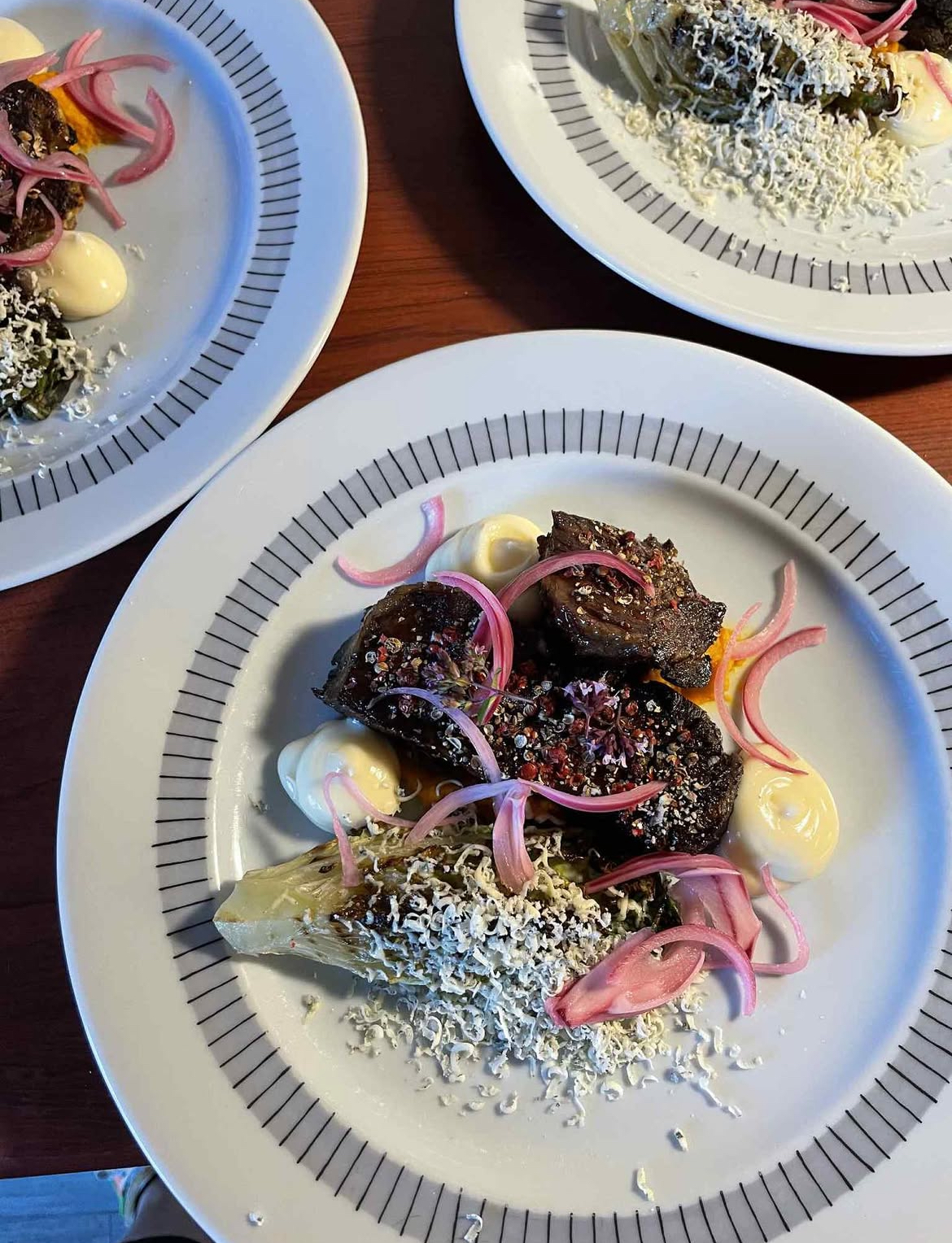 Äppelglacerat långbakat högrev, hjärtsallad med riven ädelost, morotspuré, rostad vitlöksmajonäs.