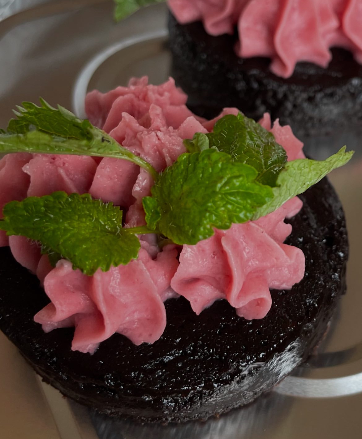 Chokladbrownie med hallonganache.